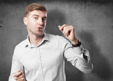 sarışın adam dans