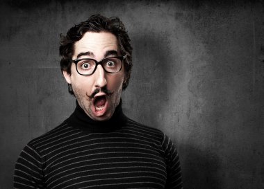 bilgiçlik taslayan adam şok yüz