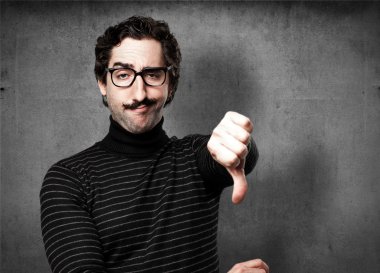 bilgiçlik taslayan adam kızgın poz