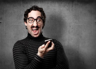 bilgiçlik taslayan adam konuşan