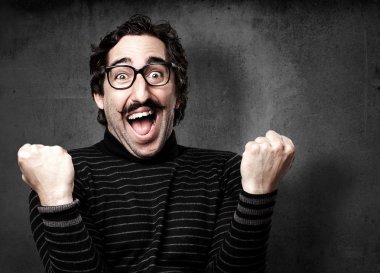 bilgiçlik taslayan adam jest kutlama