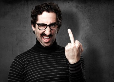 bilgiçlik taslayan adam kızgın ifade