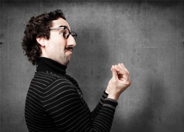 bilgiçlik taslayan adam şaşkın işareti