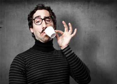 bilgiçlik taslayan adam bir kahve içer