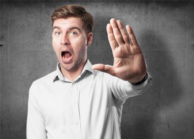 sarışın adam dur işareti