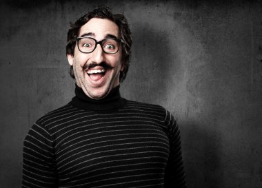 bilgiçlik taslayan mutlu adam