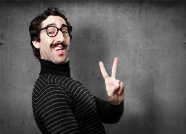 bilgiçlik taslayan adam zafer işareti