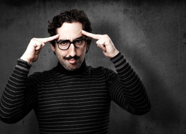 bilgiçlik taslayan adam konsantre yüz