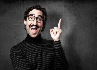 bilgiçlik taslayan adam bir fikir olan