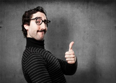 bilgiçlik taslayan adam Tamam işareti