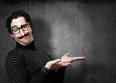 bilgiçlik taslayan adama işaret göster