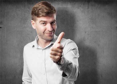 sarışın adam işaret