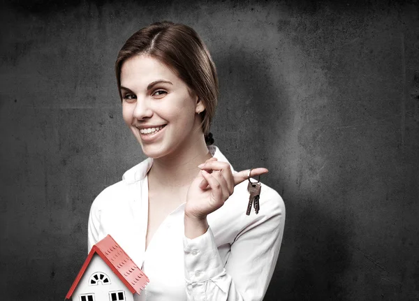 Blond woman with a small house and keys — Stock Photo, Image