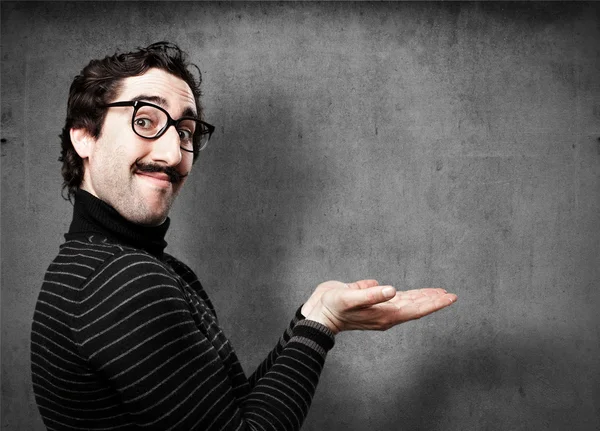 bilgiçlik taslayan adama işaret göster