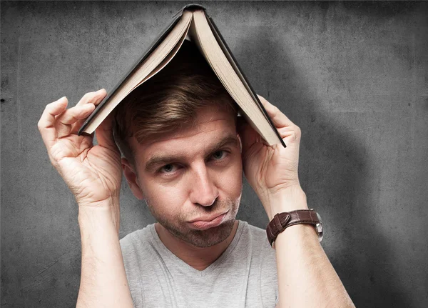 Blonder Mann mit Buch — Stockfoto
