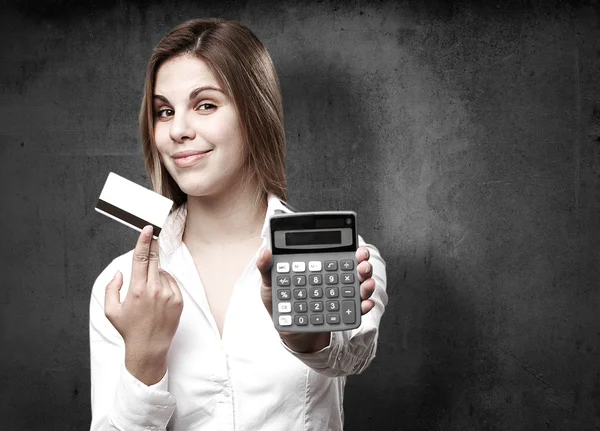 Blond kobieta z kalkulatora i karty kredytowej — Zdjęcie stockowe