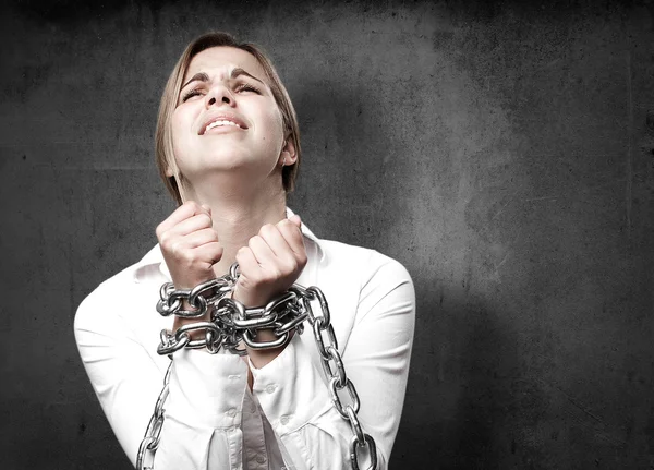 Mujer rubia con cadenas —  Fotos de Stock