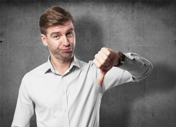 Blonder Mann widerspricht Schild — Stockfoto