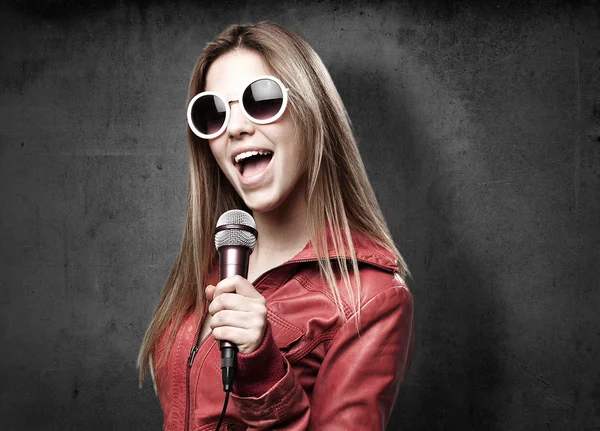 Blond woman singing — Stock Photo, Image