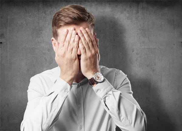 Hombre rubio cubriendo la cara signo — Foto de Stock