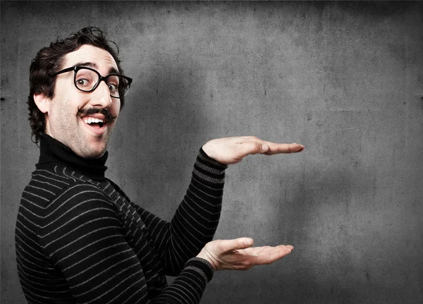 bilgiçlik taslayan adama işaret göster