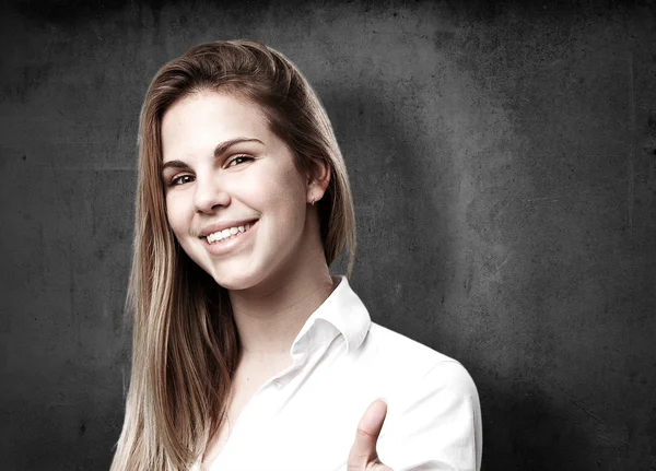 Blond tevreden vrouw — Stockfoto