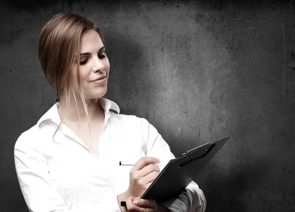 Femme blonde avec papier et stylo — Photo