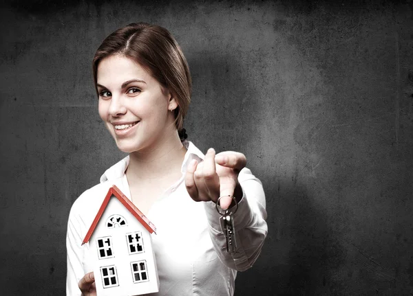 Mulher loira com uma pequena casa — Fotografia de Stock