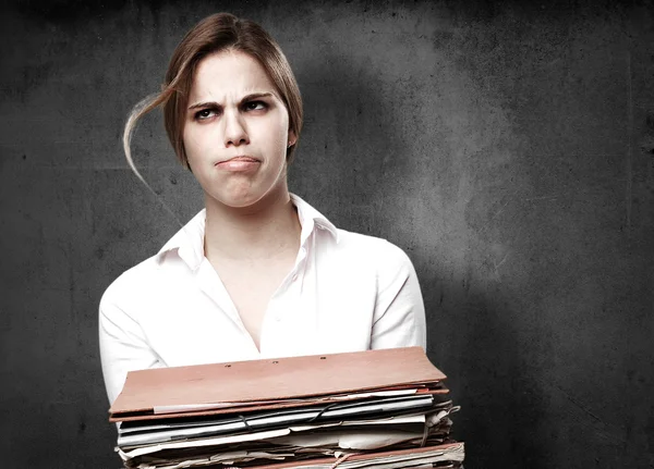 Mujer aburrida rubia con archivos —  Fotos de Stock