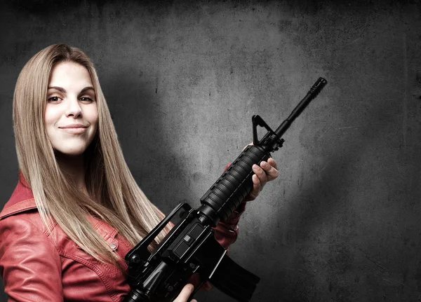 Mujer rubia con un arma — Foto de Stock