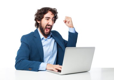 Dizüstü bilgisayarı olan kızgın iş adamı 