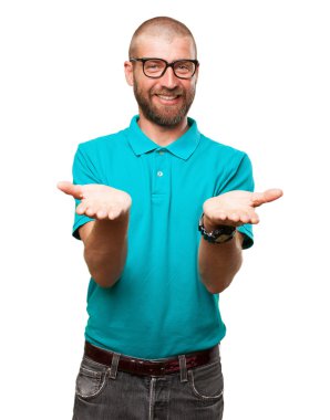 mutlu genç adam gösteren jest