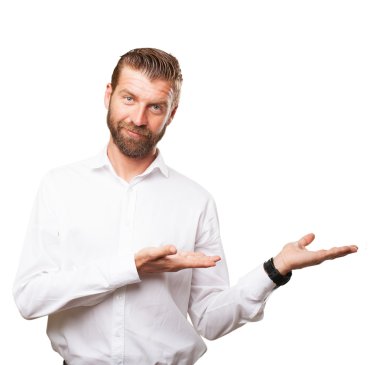 mutlu genç adam gösteren jest