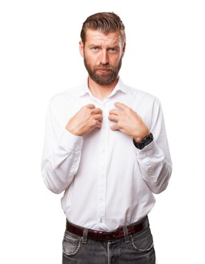 endişeli genç adam şaşkın poz