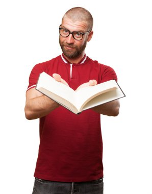 küçük kitap ile konsantre genç adam