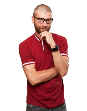 mutlu genç adam gurur pozu