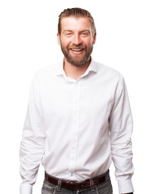 Gülümseyen genç adam