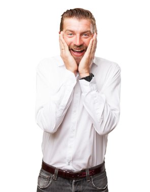 Gülümseyen şaşırmış genç adam