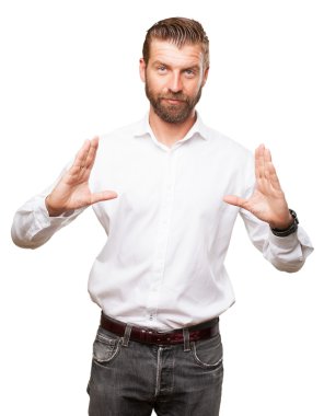 mutlu genç adam gösteren jest