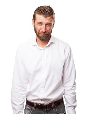 Üzgün genç adam ağlıyor.