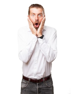 Gülümseyen şaşırmış genç adam