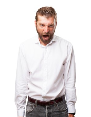 Kızgın genç adam bağırıyor
