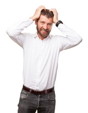 Üzgün genç adam ağlıyor.