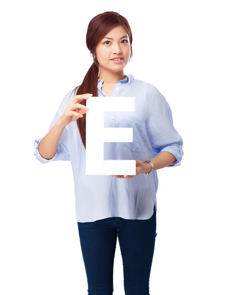 E harfi ile mutlu Çinli kadın — Stok fotoğraf