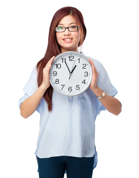 Mujer china feliz con reloj —  Fotos de Stock