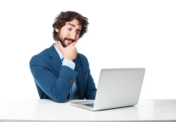 Homem de negócios pensando com laptop — Fotografia de Stock