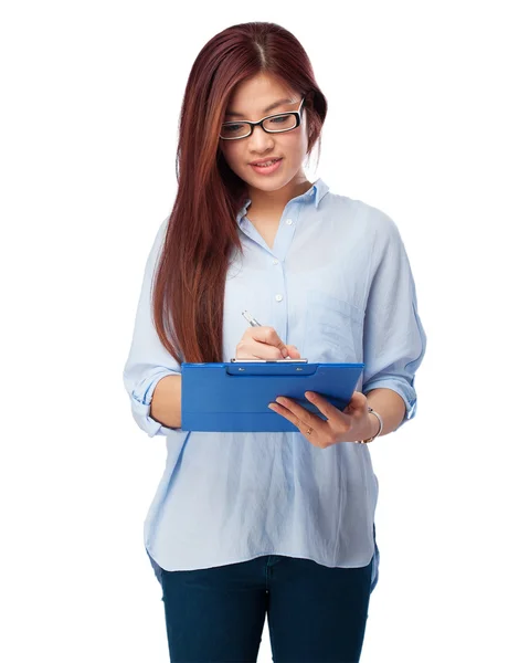 Gelukkig chinese vrouw met laptop — Stockfoto