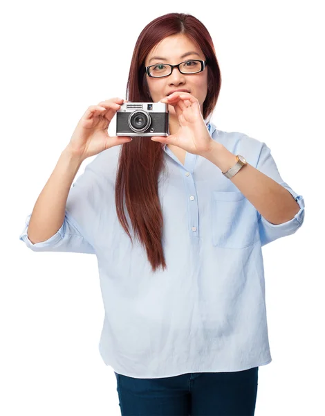 Mulher chinesa feliz com câmera — Fotografia de Stock