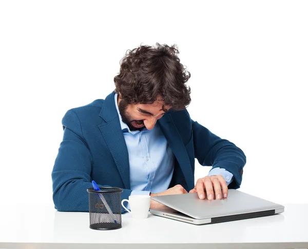 Сердитый бизнесмен с ноутбуком — стоковое фото