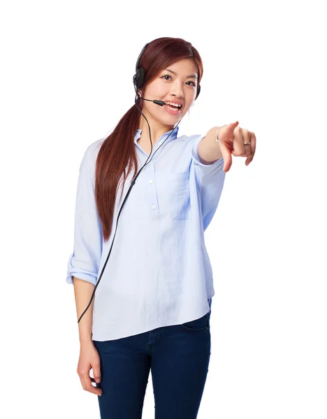 Mulher chinesa apontando frente com telefone — Fotografia de Stock